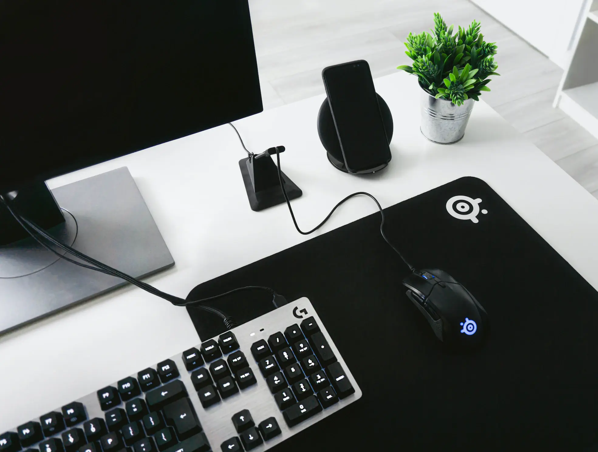 Ergonomic keyboard and mouse promote the right posture for your hands when working remotely